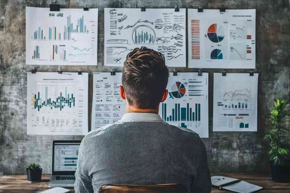 © ImageKing - stock.adobe.com Mann prüft Finanzdaten