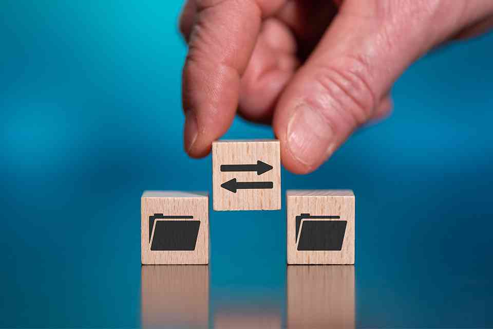 © thodonal - stock.adobe.com Hand mit Holzwürfel