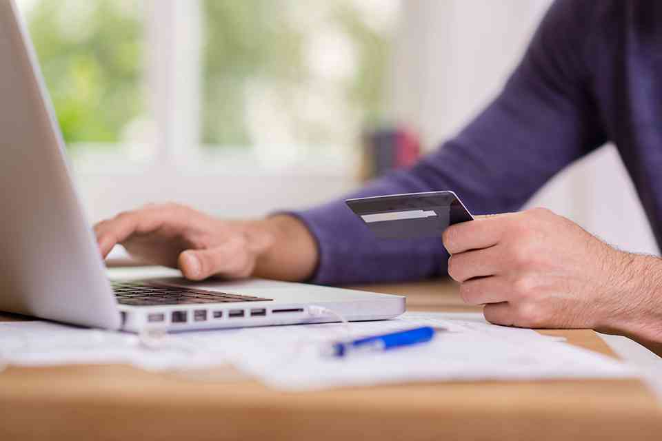 Person arbeitet auf Laptop