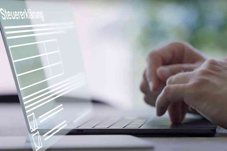 Hände auf Laptoptastatur